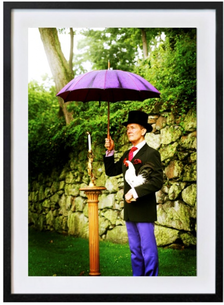 Dennis Rolland With Umbrella i gruppen Kunstgalleri / Foto / Fotokunst hos NOA Gallery (100021_1867)