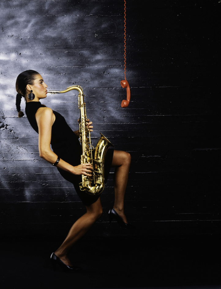 Kvinna spelar saxofon i gruppen Alle kunstverk hos NOA Gallery (200435_karl-10)